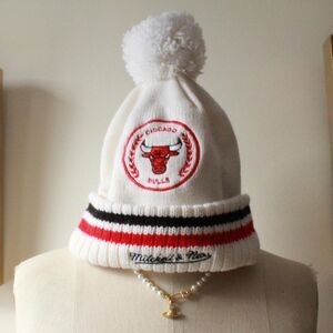 mitchell & ness chicago bulls pom beanie